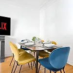 Luxurious 2 Bedroom Apartment Nation Free Netflix